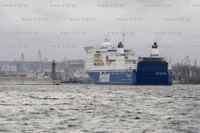 Gdynia. Port. Prom armatora Finnlines, kursujacy na...
