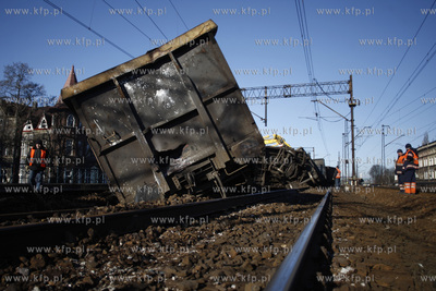 Wykolejony pociag towarowy. Sklad wypadl z szyn  miedzy...