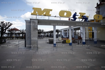 Sopot. Przygotowania do sezonu na molo. Nz remont starego...