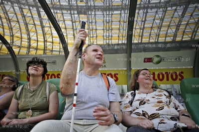 Przed stadionem pilkarskim PGE Arena odslonieto jej...