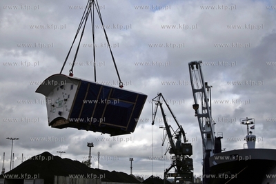 Port Gdanski. Basen weglowy. Rozladunek najciezszych...