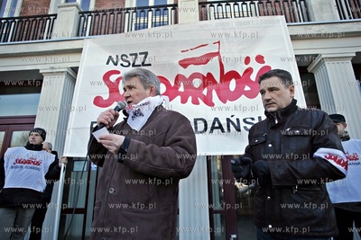 Pikieta pod Urzędem Wojewodzkim w Gdansku w gescie...