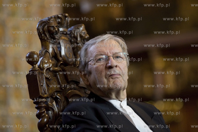 Dwor Artusa. Uroczysta sesja Rady Miasta Gdanska. Wreczenie...