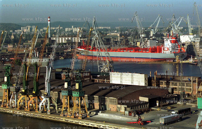 Port Gdynski. W tle budowany statek przy nabrzezu Stoczni...