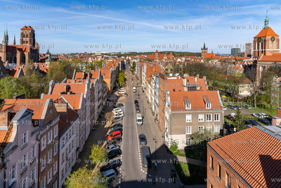 Widok na Gdańsk i ul. szeroką z Żurawia. Po lewejBazylika...