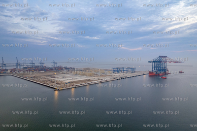 Statek Zhen Hua 36 z czterema potężnymi suwnicami...