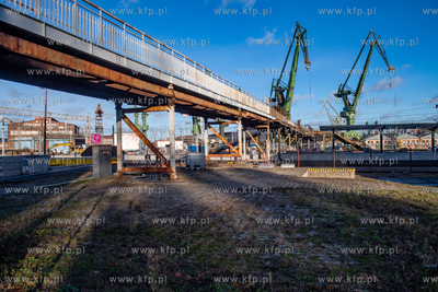 Kładka dla pieszych prowadzaca na przystanek SKM Gdańsk...