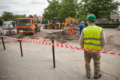 Pekniecie rury wodociagowej obok Domu Prasy na Targu...