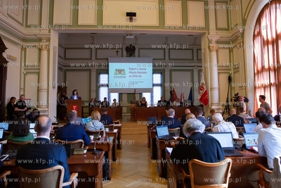 XII sesja Rady Miasta Gdańska. Nz. Aleksandra Dulkieicz...