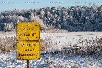 Jeleńska Huta, gmina Szemud. Zimowy krajobraz. Znak...