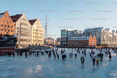 Tłumy spacerowiczów na zamarzniętej Motławie w...