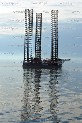 Samopodnosna platforma wiertnicza ENSCO100 w drodze...