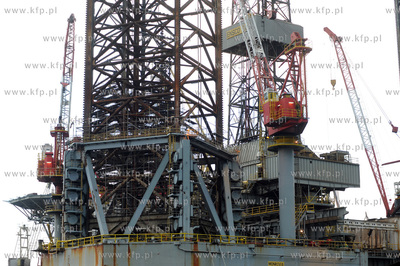 Samopodnosna platforma wiertnicza ENSCO100 przechodzi...