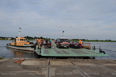 Przeprawa promowa w Swibnie. Prom laczy brzegi Przekopu...