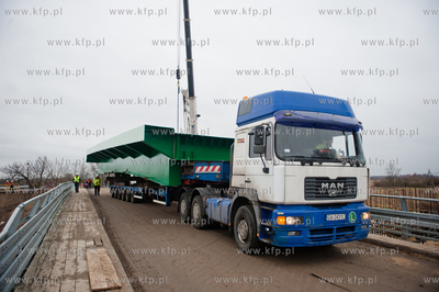 Montaz wazacych 135 ton dwoch sekcji przesla zwodzonego...