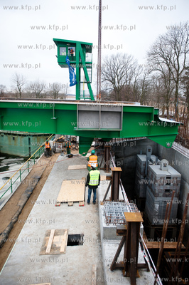 Montaz wazacych 135 ton dwoch sekcji przesla zwodzonego...