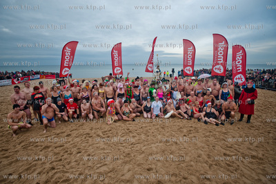 Gdansk. Plaza w Jelitkowie. Noworoczna zimowa kapiel...