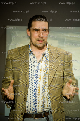 Gdansk. Klub Zak. Malarski performance Mikolaja Harmozy...