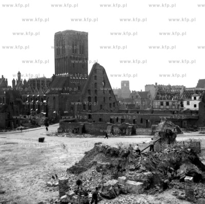 Gdansk, ruiny Wielkiego Mlyna i kosciola sw. Katarzyny,...