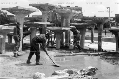 Budowa fontanny na Skwerze Kosciuszki w Gdyni. 
30.05.1974
7maj74_z.kosycarz_p65
Fot....