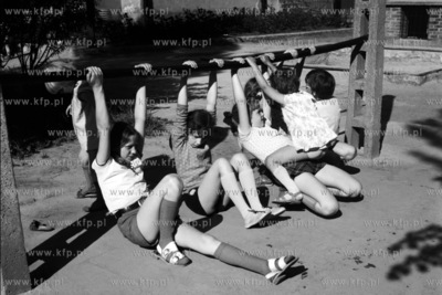Dziecieca zabawa na trzepaku.
27.06.1974
7czerwiec74_z.kosycarz_p67
Fot....