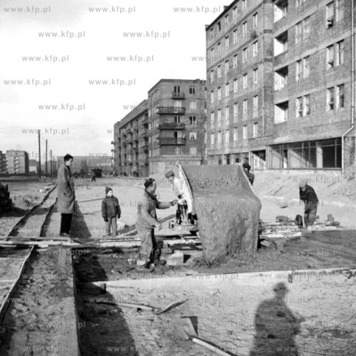 Wylewanie betonu na budowie drogi. ( lata60 )
1965
0005941z_gdynia
Fot....