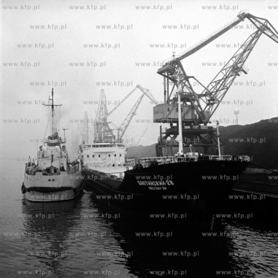 Załadunek węgla na statek Baltyjsk w porcie gdyńskim.
1.11.1972
1listopad1972_z.kosycarz_p1
Fot....