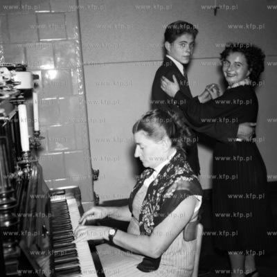 Nauka tańca przy akompaniamencie fortepianu. (lata50)....