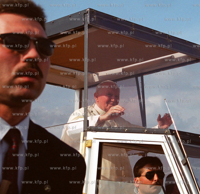 Papiez Jan Pawel II w Trojmiescie Nz. Papa mobile z...