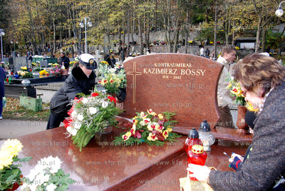 Gdynia. Cmentarz Witomino. Swieto Zmarlych. Nz. przedstawicieli...