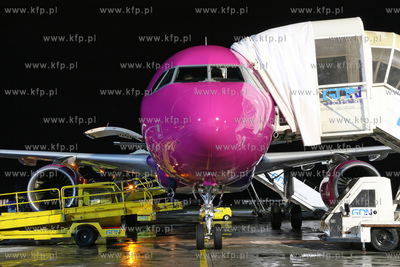 Gdansk, Rebiechowo. Nz.Airbus A320-232 linii WIZZ AIR
REG.HA-LPN
22.01.2008
fot....