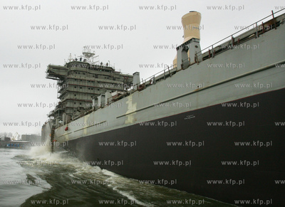 W stoczni Szczecinskiej Nowa odbylo sie ostatnie wodowanie...