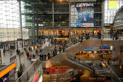 Wielka reklama Gdyni w centralnej hali na dworcu glownym...