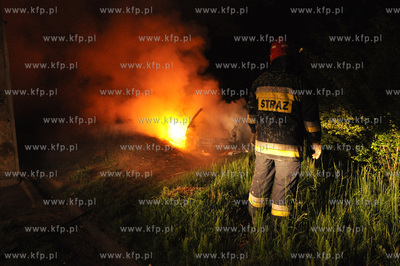 Wybuch samochodu w Gdyni - Obluzu. Nz. straz pozarna...