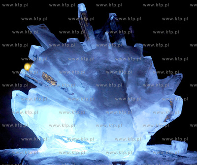 II Festiwal Rzezb Lodowych w Gdyni. Nz. Rzezby iluminowane...