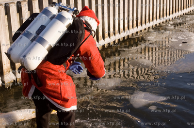 Gdynska Marina. Podwodne ubieranie choinki przez nurkujacych...