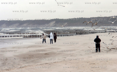 Ustka. Sztormowa pogoda nad morzem. Wiatr osiaga predkosc...