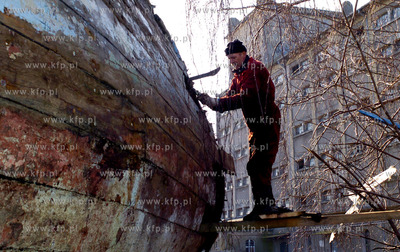 Ustka. Roman Stawikowski, wlasciciel kutra Janina,...