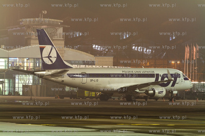 Port Lotniczy Gdansk im. Lecha Walesy. Nz. Embraer...