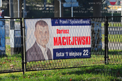 Niesciagniete plakaty wyborcze w Gdyni-Obluzu.
11.11.2011...