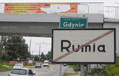 Baner z przeprosinami o "niebanalnej" tresci, ktory...