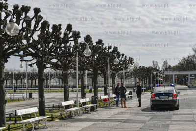 Sopot. Miasto Sopot w czasie stanu epidemii. Nz. patrol...