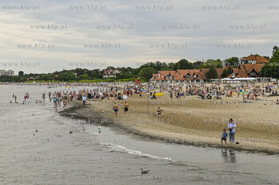 Sopot. Plaza w sezonie pelna plazowiczow i parawanow....