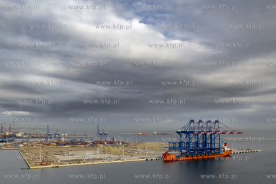 Statek Zhen Hua 36 z czterema potężnymi suwnicami...