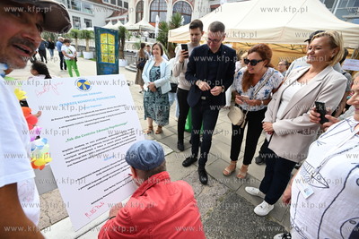 Symboliczne przejście przez Drzwi do Tolerancji. Marsz...