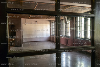 Kasy biletowe i poczekalnia na dworcu PKP w Pruszczu...