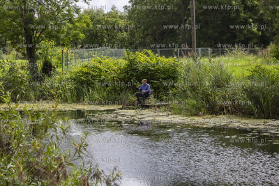 Wędkarz łowi ryby nad rzeką Tugą w okolicach Nowego...