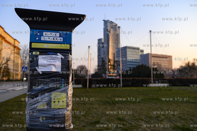 Gdynia. Skwer Kościuszki o poranku. Nz. Zafoliowany...