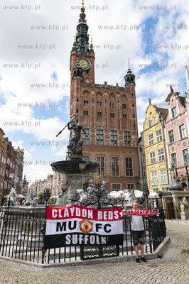 Kibice Manchester United bawią sie na ul. Długi Targ...