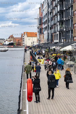 Kibice Manchester United i Villarreal CF spacerujący...